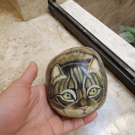 Gato pintado em pedra